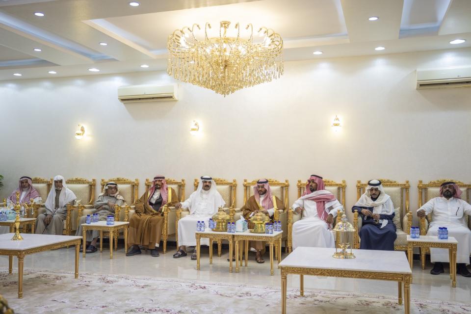 نائب أمير منطقة حائل يقدم العزاء لأسرتي الجفن والقبالي