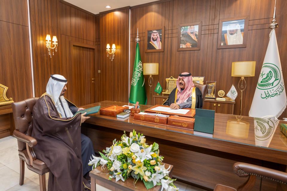 أمير منطقة حائل يستقبل محافظ موقق