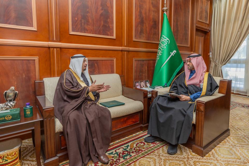 نائب أمير منطقة حائل يتسلم نسخة من التقرير السنوي لأعمال محافظة موقق