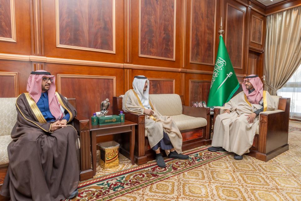 الأمير فيصل بن فهد بن مقرن يستقبل مدير إدارة القنوات في بنك التنمية الاجتماعية والمشرف العام على جادة 30