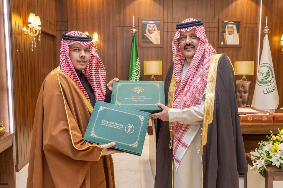 أمير حائل يتسلم التقرير الشامل لجائزة الأمير عبدالعزيز بن سعد للتميز البيئي والزراعة بالمنطقة لعام 2023 م
