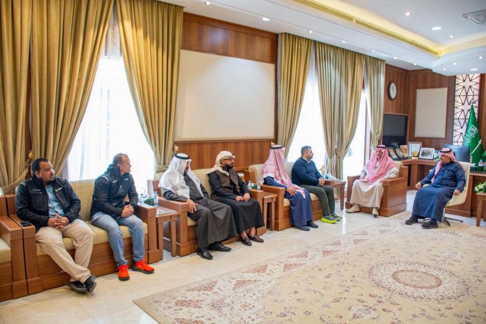 وكيل إمارة حائل يستقبل الرحالة الإيطالي ماتيو بارساني