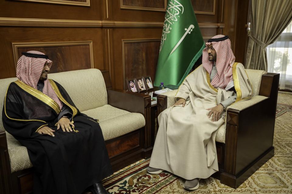 الأمير فيصل بن فهد بن مقرن يستقبل مدير فرع البريد السعودي بمنطقة حائل