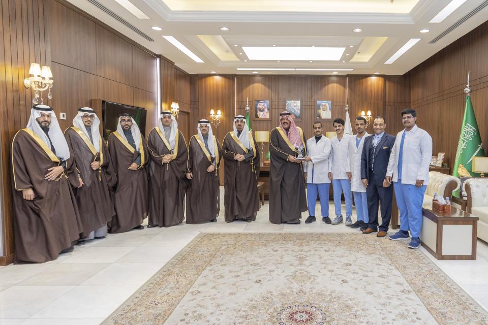 الأمير عبدالعزيز بن سعد يستقبل رئيس جامعة حائل والفائزين بمؤتمر دبي الدولي للصيدلة والتكنولوجيا 2024