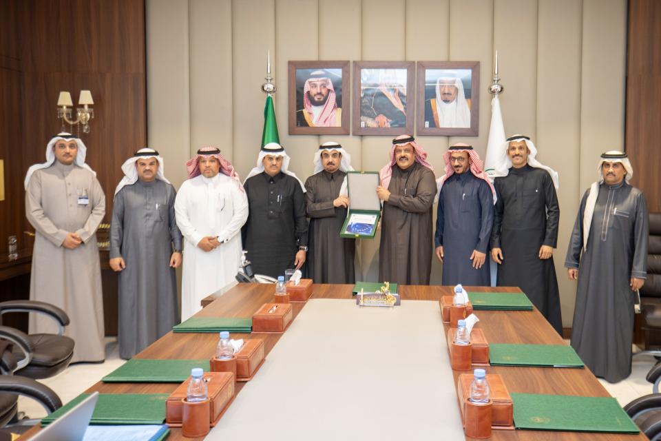 أمير حائل يتسلم الدراسة العلمية الميدانية لمواجهة متغيرات العصر والمتغيرات الاجتماعية للحد من آثارها على معدلات الجريمة بالمنطقة