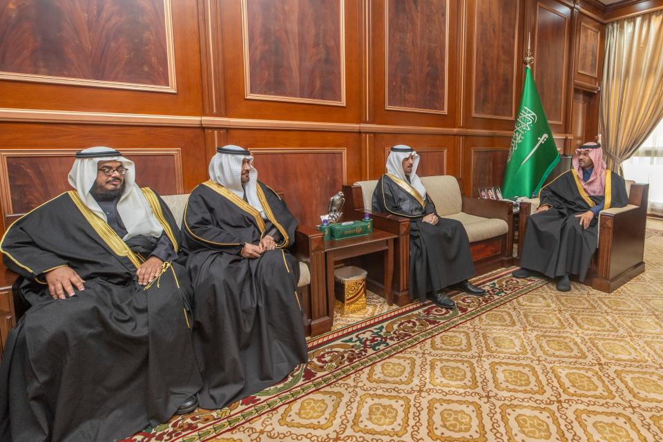 الأمير فيصل بن فهد بن مقرن يستقبل رئيس جامعة حائل