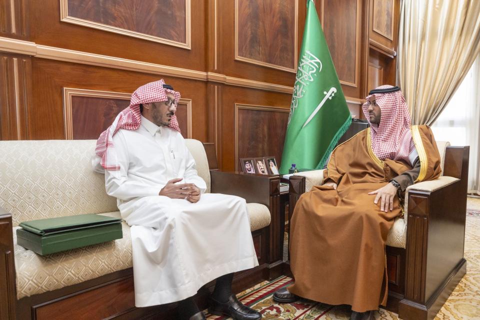 نائب أمير حائل يطلع على الدراسة العلمية الميدانية لمواجهة متغيرات العصر والمتغيرات الاجتماعية بالمنطقة