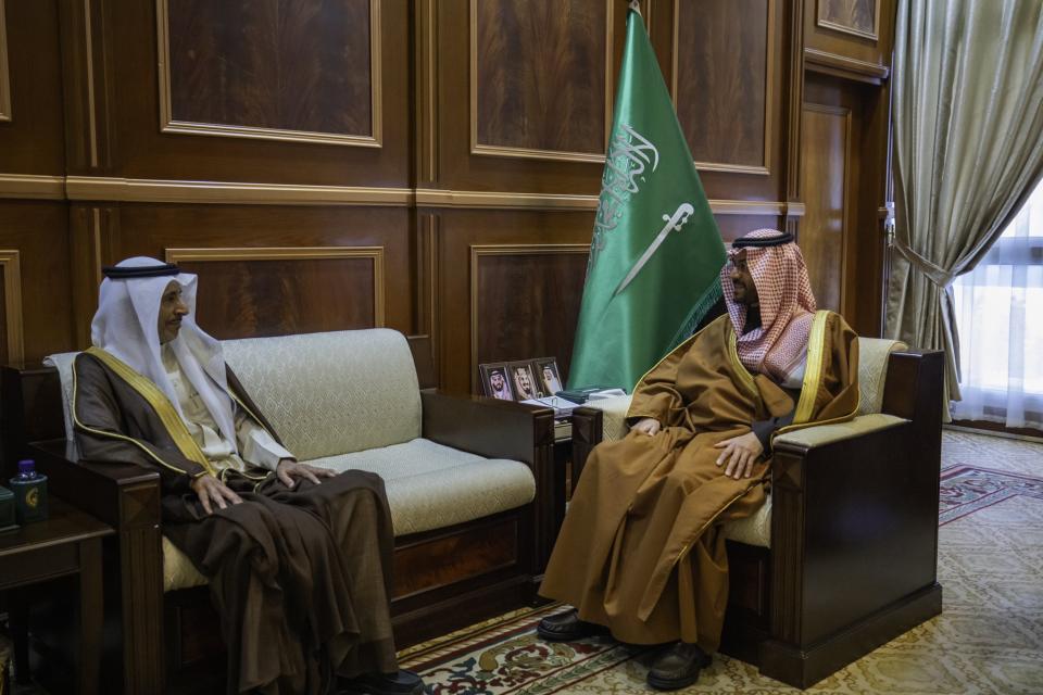 نائب أمير حائل يستقبل رئيس النادي الأدبي بالمنطقة