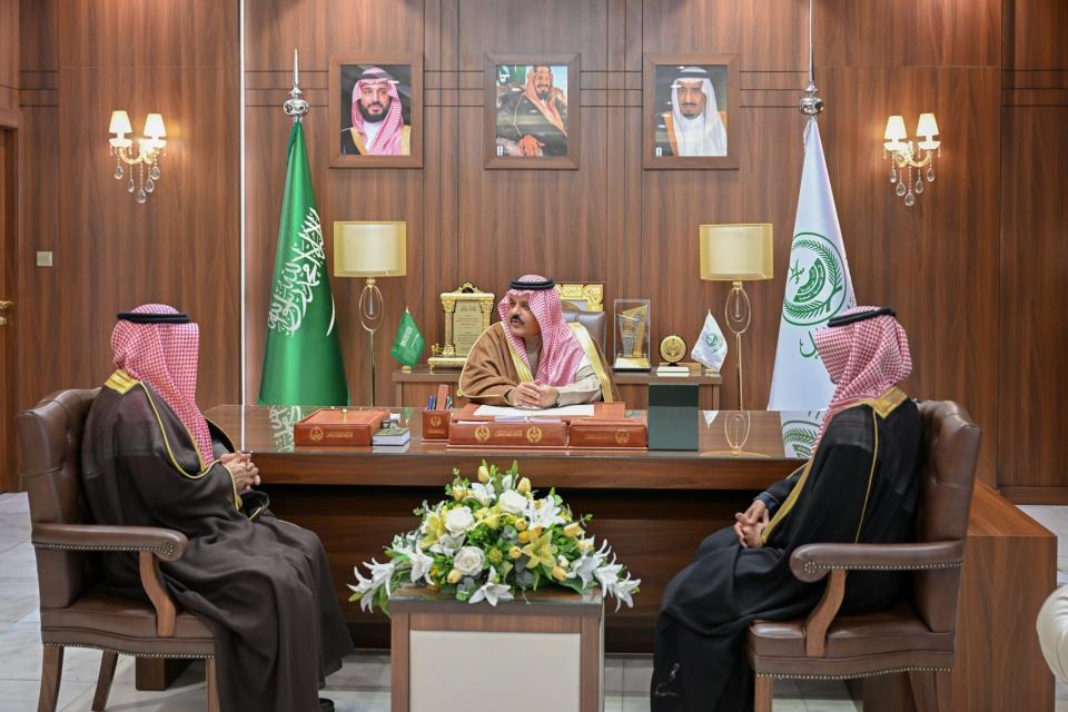 أمير حائل يستقبل مدير إدارة التحريات الإدارية بالمنطقة سابقاً والمدير المعين حديثاً