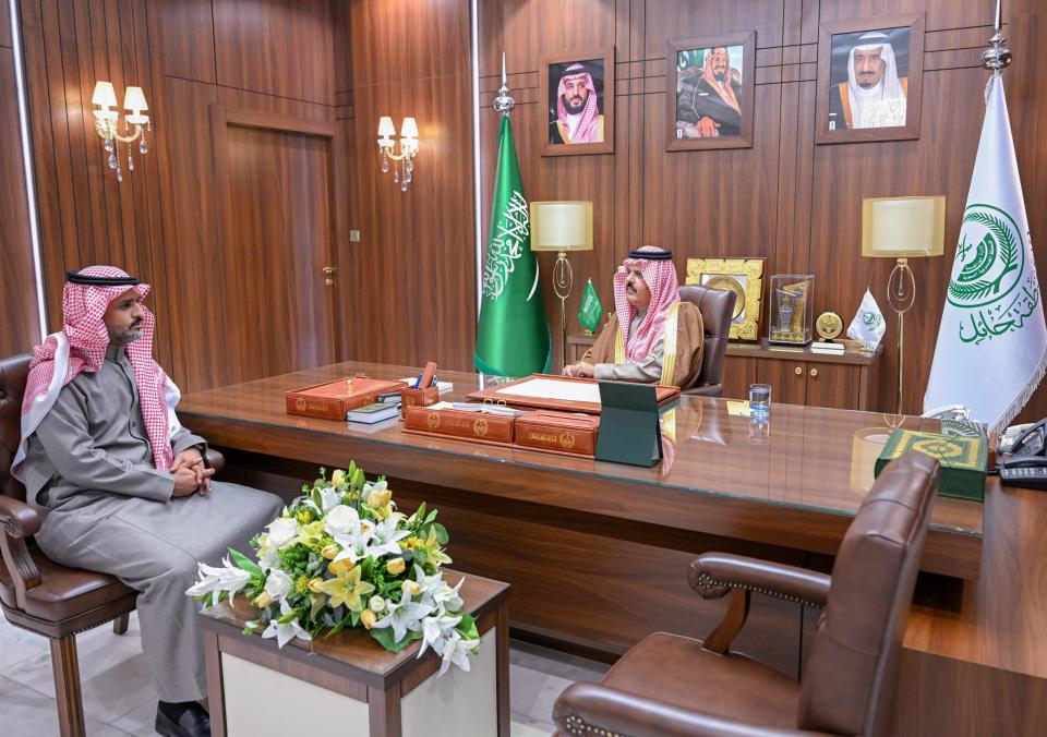 أمير حائل يستقبل مدير الشؤون الصحية بالمنطقة