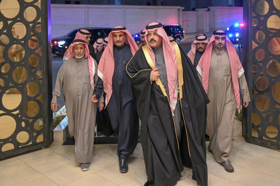 أمير منطقة حائل ونائبه يعزّيان أسرة ابن ناهس في وفاة فقيدهم بركات