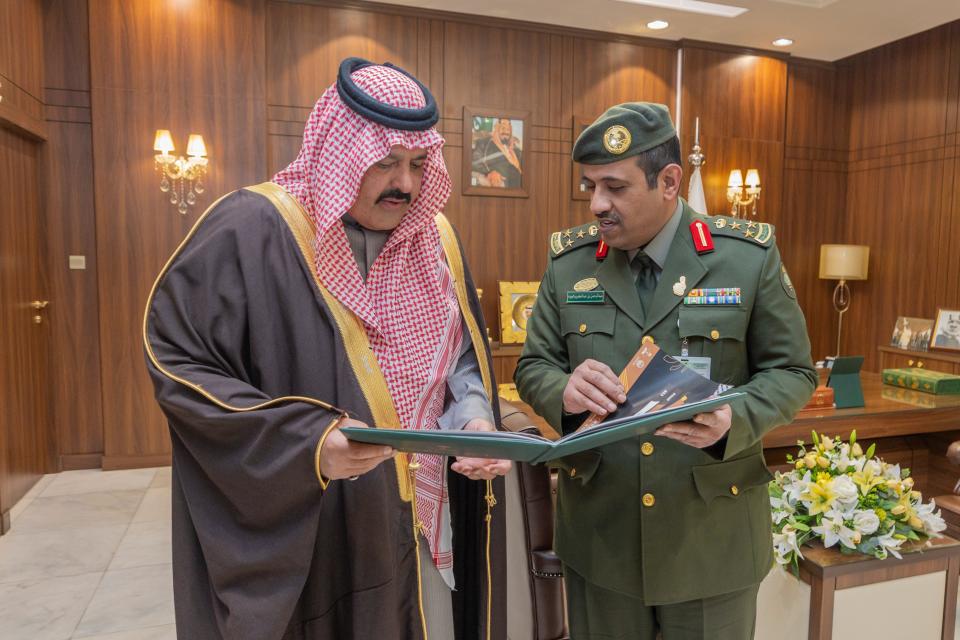 أمير حائل يتسلم التقرير السنوي لأعمال وخدمات الجوازات بالمنطقة