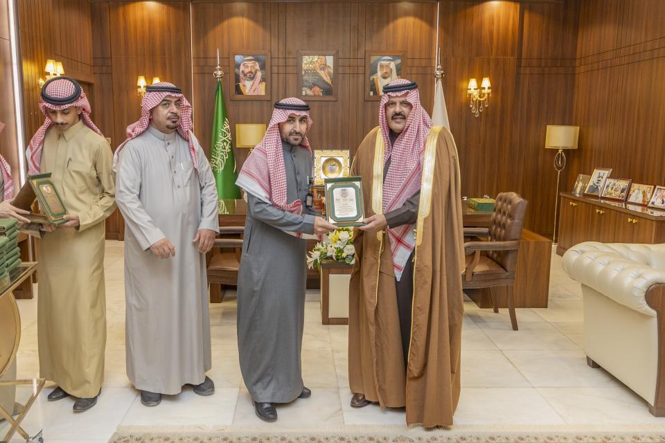 الأمير عبدالعزيز بن سعد يكرم شركاء النجاح والرعاة لموسم سباقات ميدان الفروسية بحائل