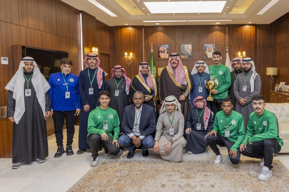أمير حائل يتسلم التقرير السنوي للإدارات الحكومية والأهلية بسميراء للعام 2023