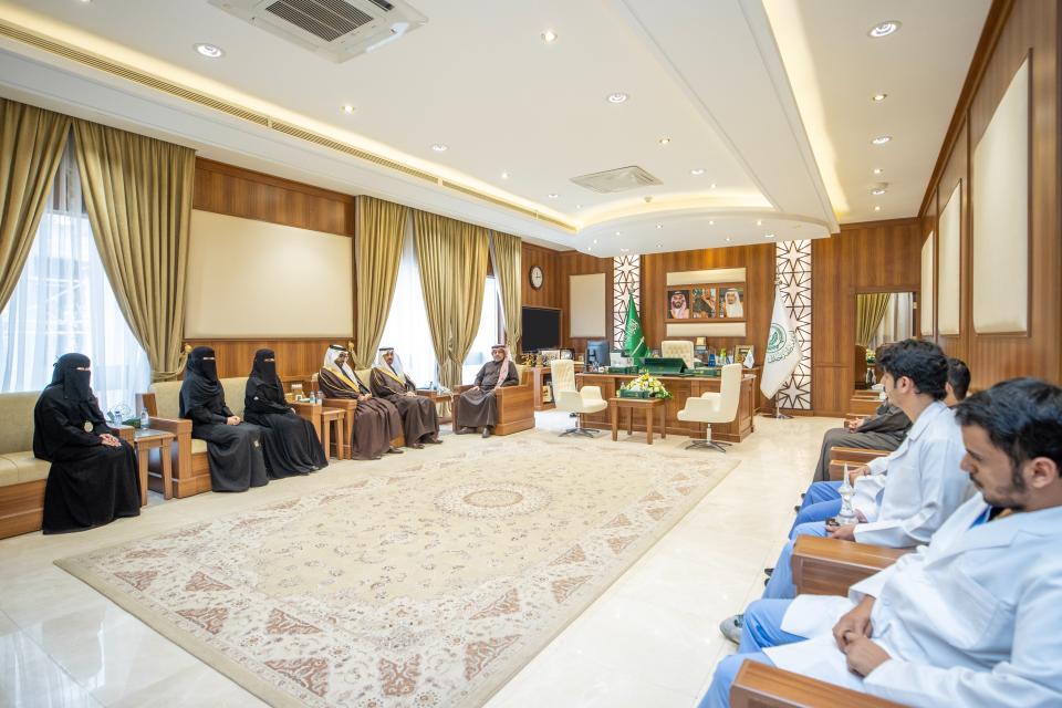 وكيل إمارة حائل يلتقي رئيس جامعة حائل وعدداً من منسوبيها