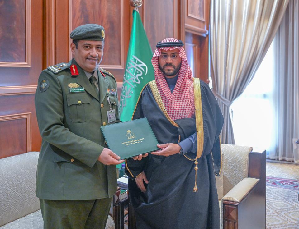 نائب أمير حائل يتسلّم التقرير السنوي لأعمال وخدمات الجوازات بالمنطقة لعام 2023