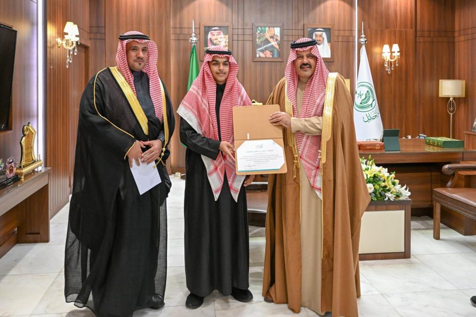 أمير حائل يكرم الطالب الحاصل على المركز الأول في الفئة الذهبية "مسار الخط الكوفي" على مستوى المملكة