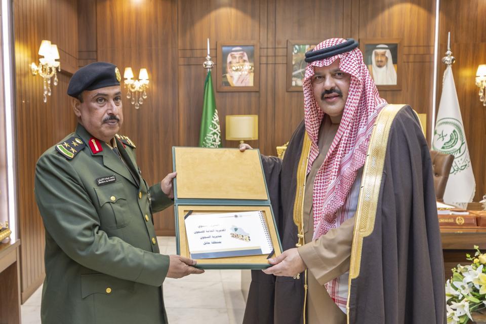 أمير منطقة حائل يتسلم التقرير السنوي الخاص بمديرية السجون بالمنطقة