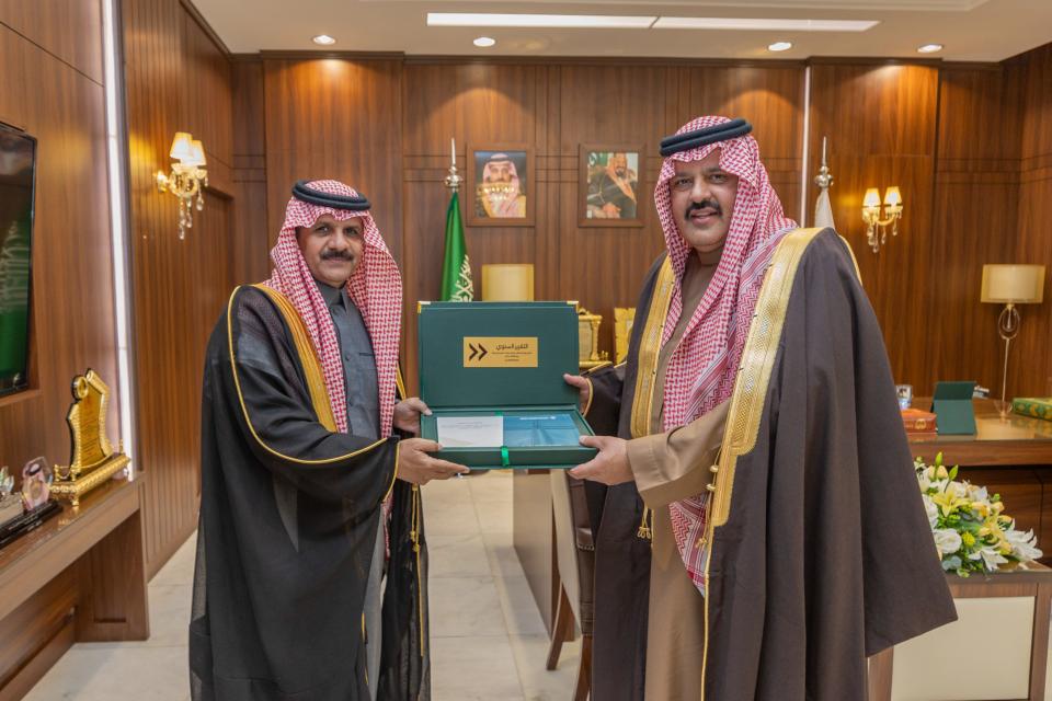 الأمير عبدالعزيز بن سعد يتسلم التقرير السنوي لفرع وزارة النقل بمنطقة حائل 