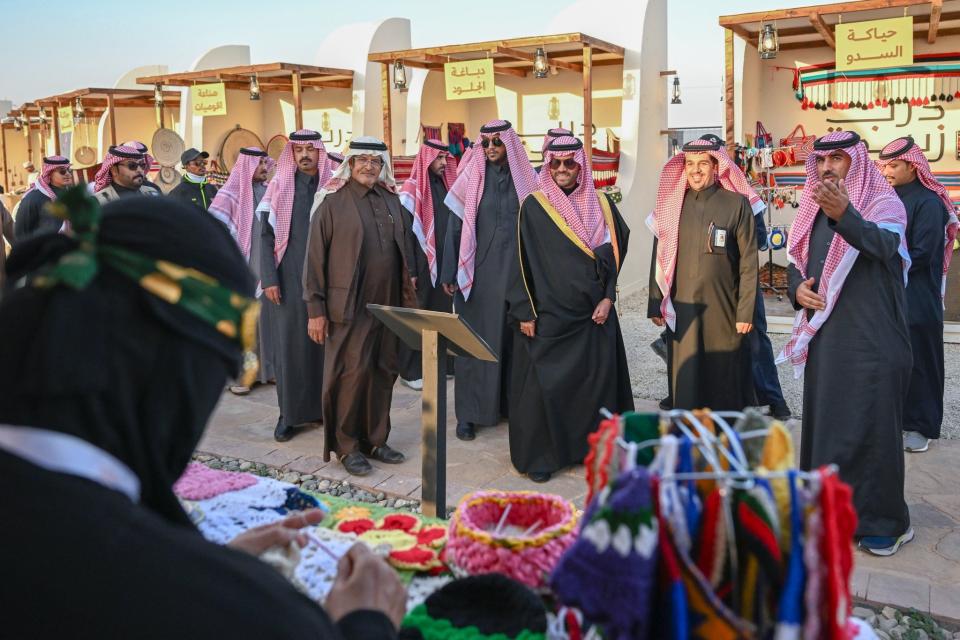 نائب أمير منطقة حائل يزور مقر مهرجان " درب زبيدة " بمدينة فيد التاريخية