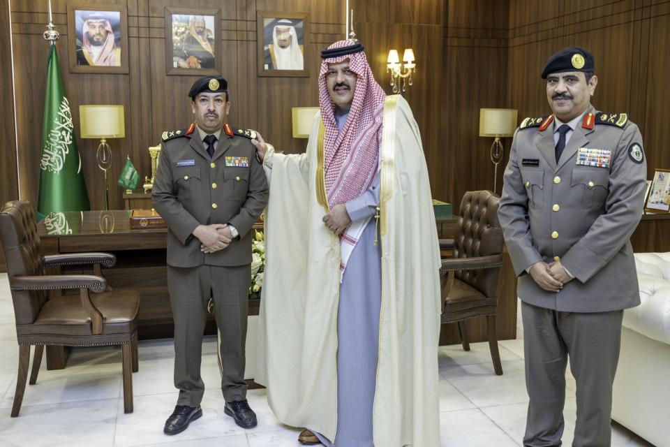 أمير حائل يقلد مساعد مدير شرطة المنطقة رتبته الجديدة