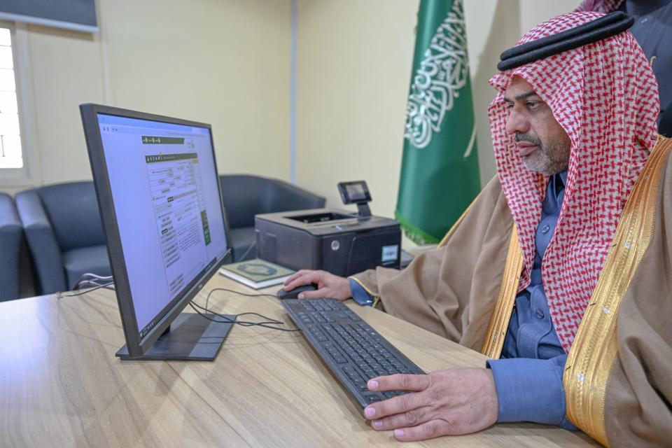 وكيل إمارة حائل يدشن نظام التعاملات الإلكترونية بمركز الرديفة