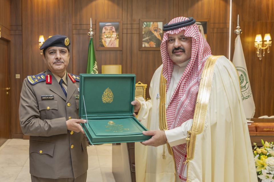 أمير حائل يستقبل مدير الدفاع المدني بالمنطقة