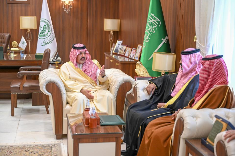 الأمير عبدالعزيز بن سعد يشهد توقيع عقد تصنيع وتوريد زجاج مشروع مستشفى حائل العام
