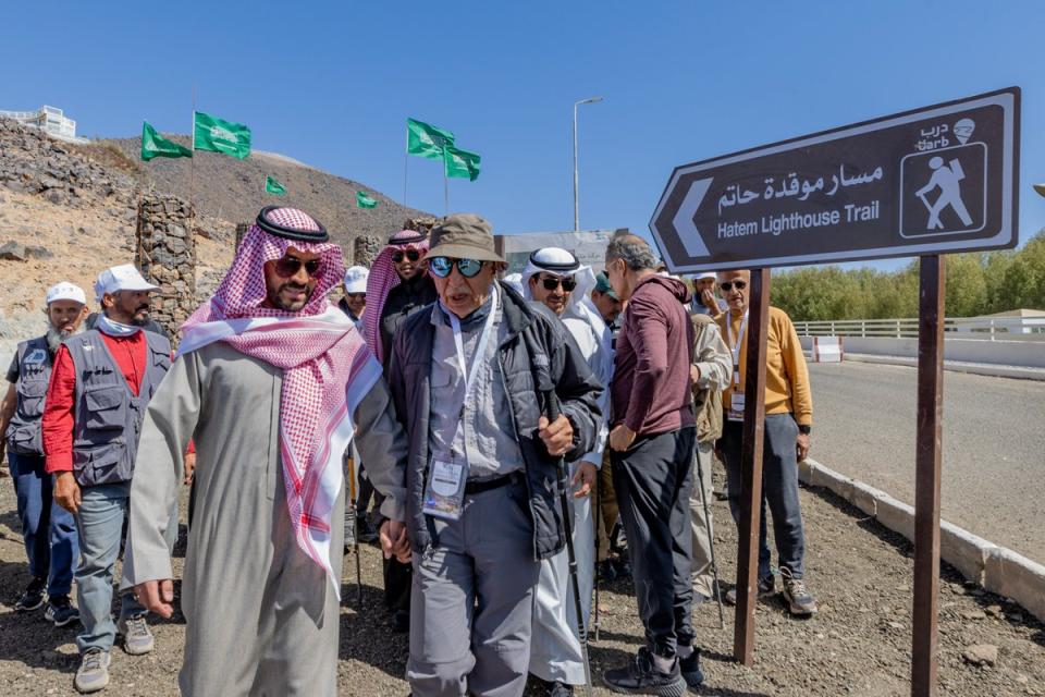 نائب أمير حائل يفتتح أول مسار هايكنج معتمد لمعلم أثري وسياحي شهير بالمنطقة