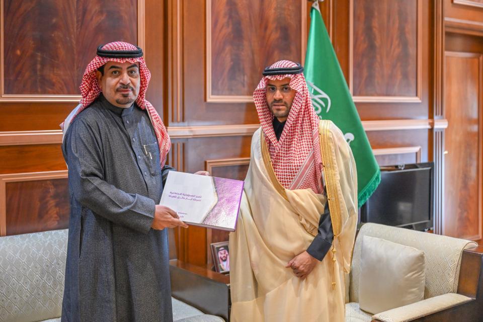 نائب أمير حائل يتسلم التقرير السنوي للمسؤولية المجتمعية بشركة مياه آبار حائل
