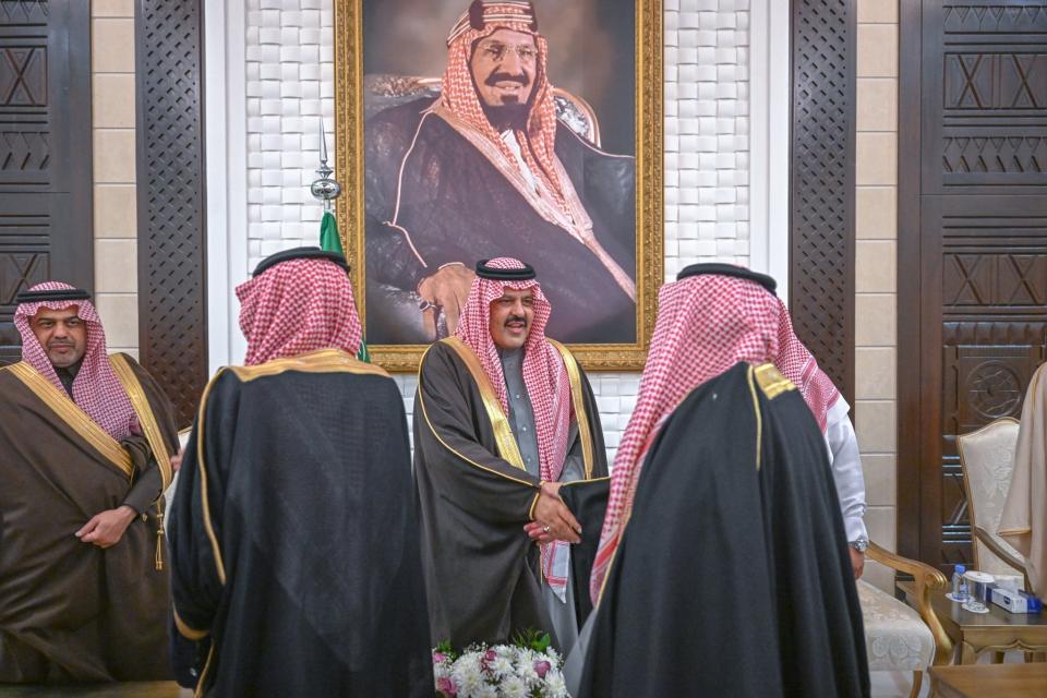 أمير منطقة حائل يستقبل المهنئين بحلول شهر رمضان المبارك