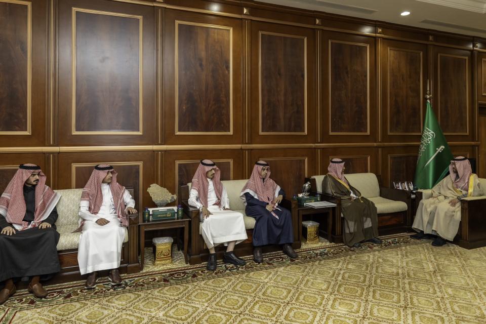 الأمير فيصل بن فهد بن مقرن يتسلم التقرير السنوي لشركة أسمنت حائل