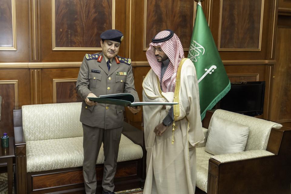 نائب أمير حائل يتسلم التقرير السنوي لمديرية الدفاع المدني بالمنطقة