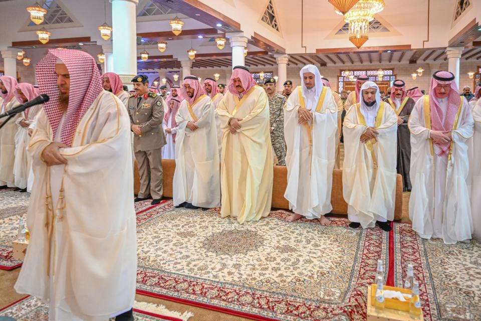 أمير منطقة حائل ونائبه يؤديان صلاة عيد الفطر المبارك