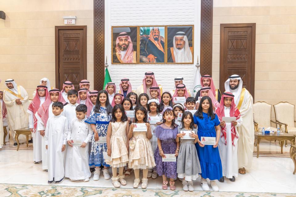 أمير حائل يستقبل عددًا من الأطفال الأيتام المستفيدين من خدمات الجمعية الخيرية لرعاية الأيتام بالمنطقة "رفاق"