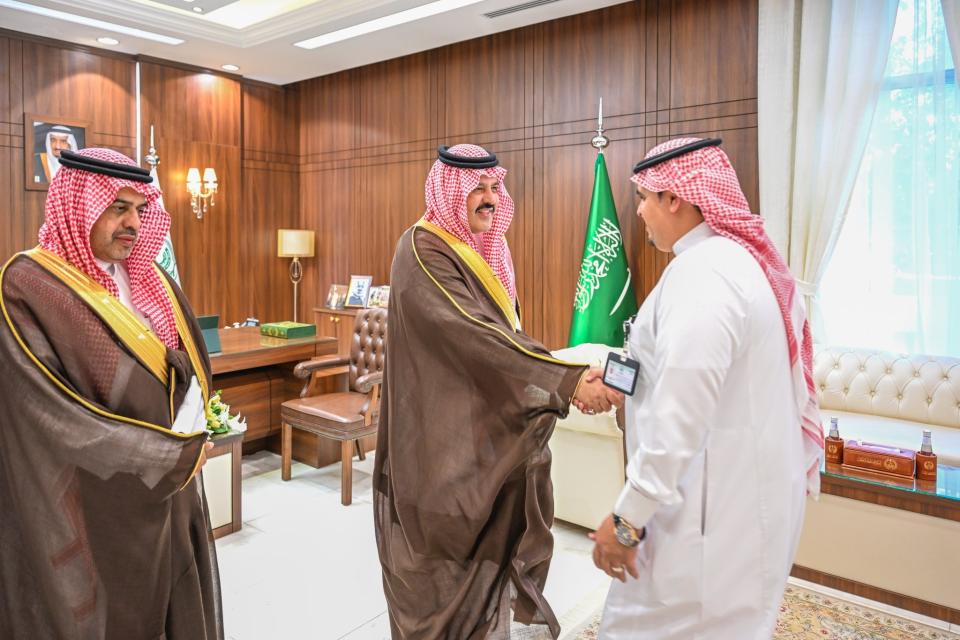 أمير منطقة حائل يستقبل المهنّئين بمناسبة عيد الفطر من منسوبي الإمارة
