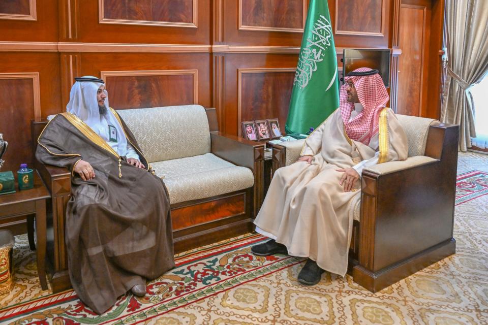 الأمير فيصل بن فهد بن مقرن يستقبل مدير فرع وزارة المالية بالمنطقة