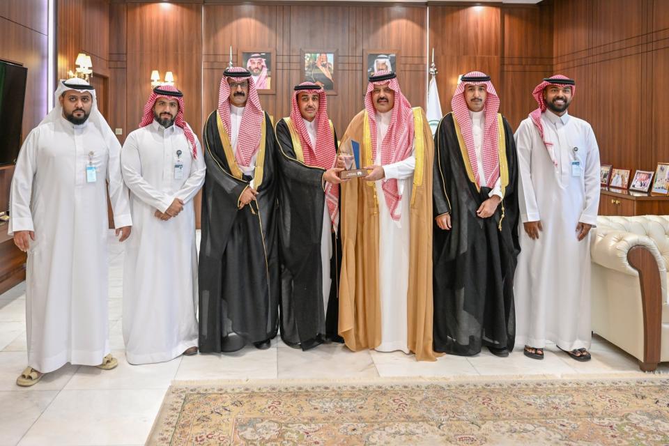 أمير حائل يستقبل مدير فرع وزارة الموارد البشرية والتنمية الاجتماعية بالمنطقة