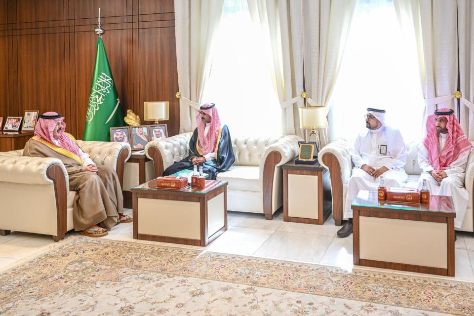 الأمير عبد العزيز بن سعد يستقبل مدير الشؤون الصحية بمنطقة حائل