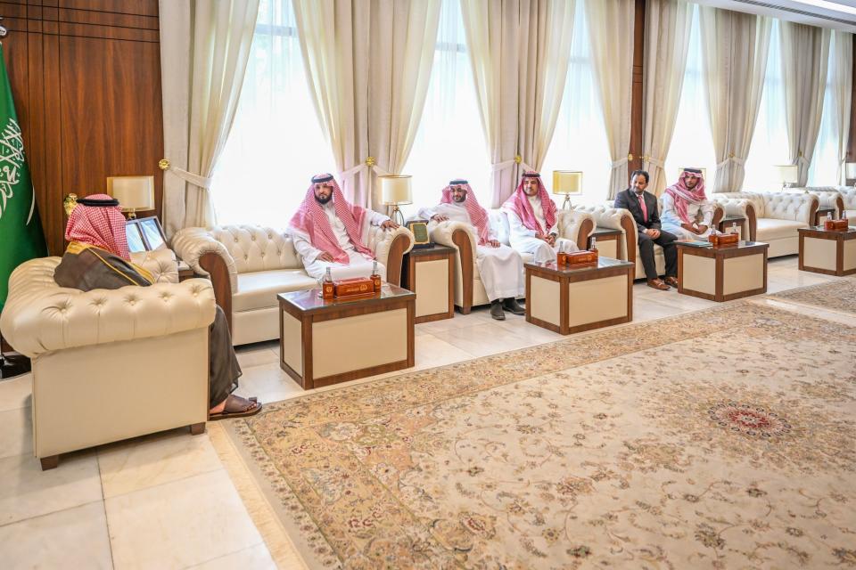 أمير منطقة حائل يستقبل رئيس نادي مرصد مشار الفلكي