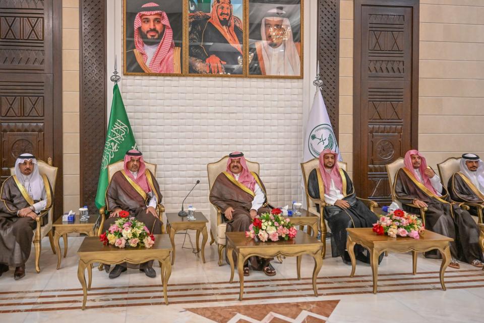 أمير منطقة حائل يعقد جلسته الاثنينية