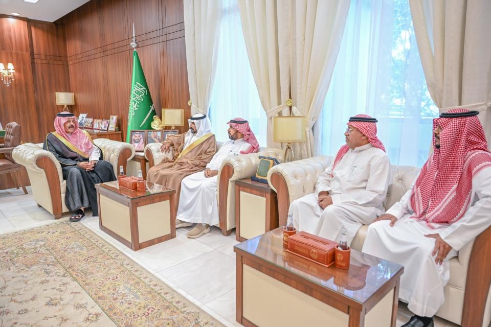 أمير حائل يستقبل أصحاب المتاحف ‏بالمنطقة