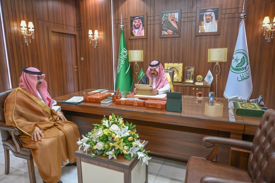 أمير حائل يستقبل مدير عام ميدان الفروسية بالمنطقة