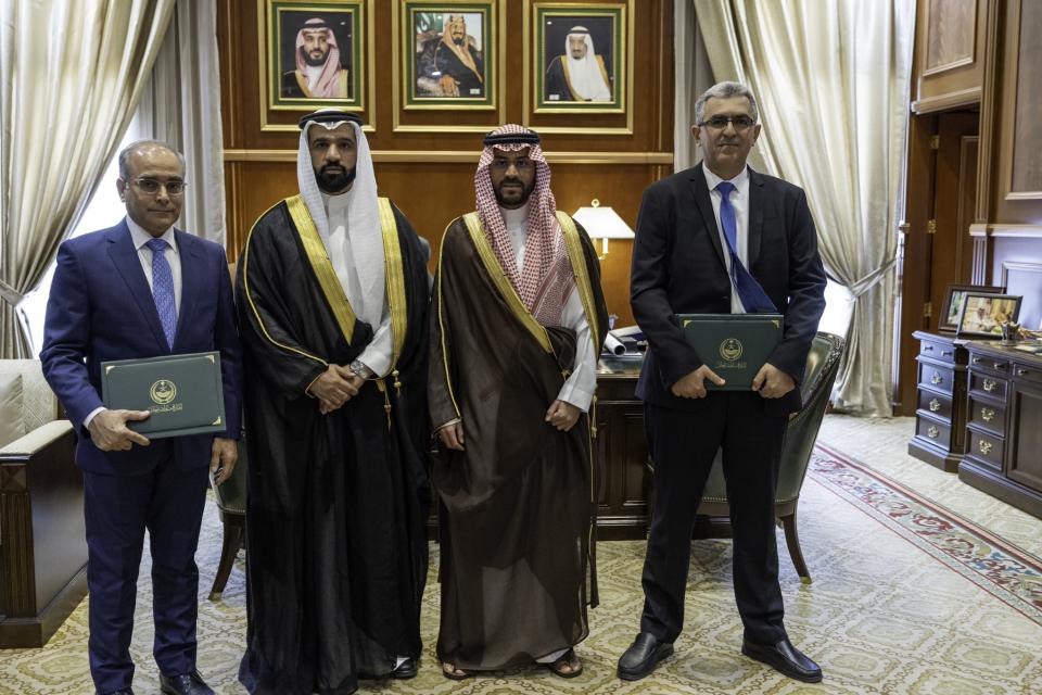 نائب أمير حائل يتسلم الدراسة الاستشرافية للمنطقة