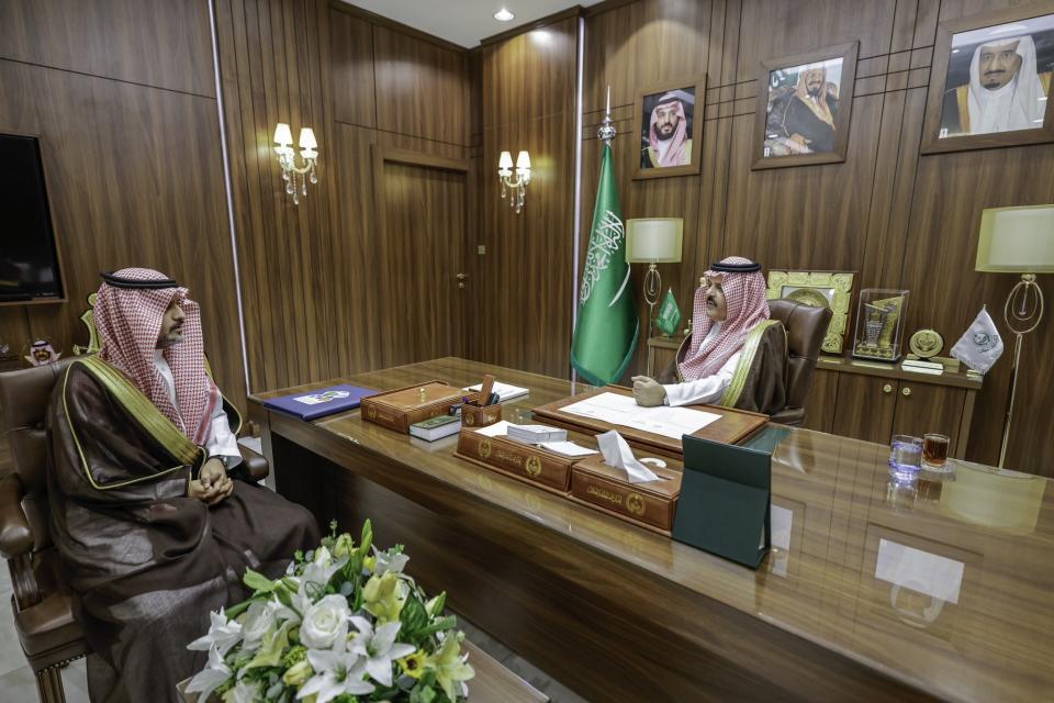 أمير حائل يستقبل مدير الشؤون الصحية بالمنطقة