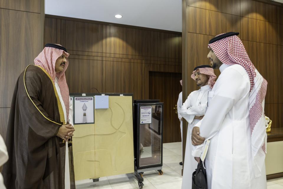 أمير حائل يستقبل مدير عام وحدة خدمات المياه بالمنطقة