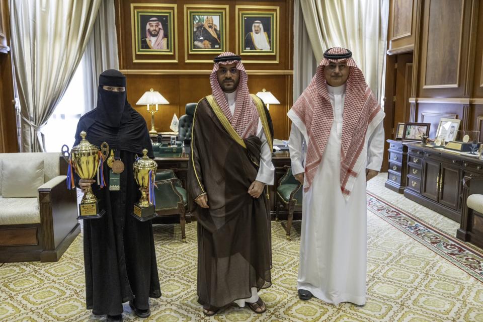 نائب أمير منطقة حائل يستقبل الهجانة لميس الشمري