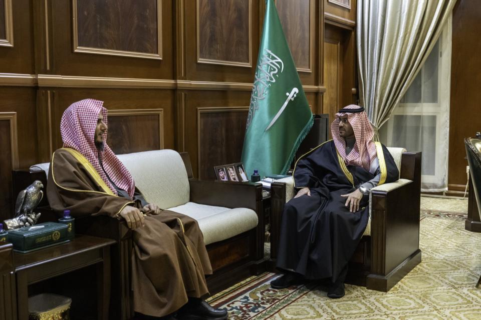 نائب أمير حائل يلتقي رئيس المحكمة العامة بالمنطقة
