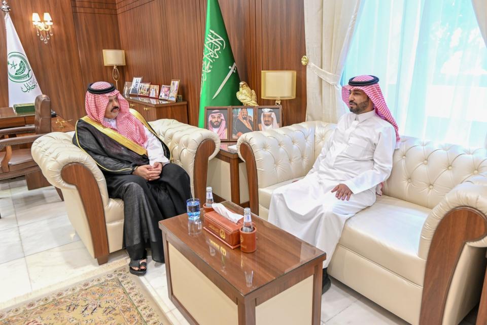 أمير حائل يستقبل رئيس سفراء جمعية الأدب بالمنطقة