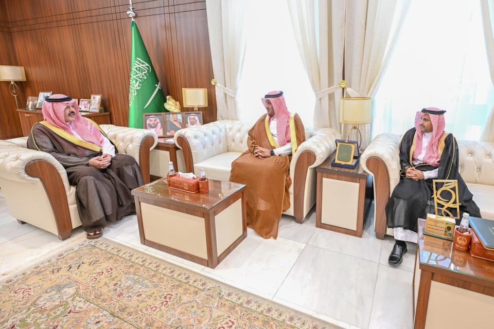 أمير حائل يستقبل مدير عام التعليم بالمنطقة